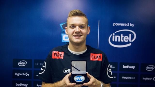 电竞比分RAMZES： 《现在在《Dota》中没有核心、中单和劣单——只有三个核心。